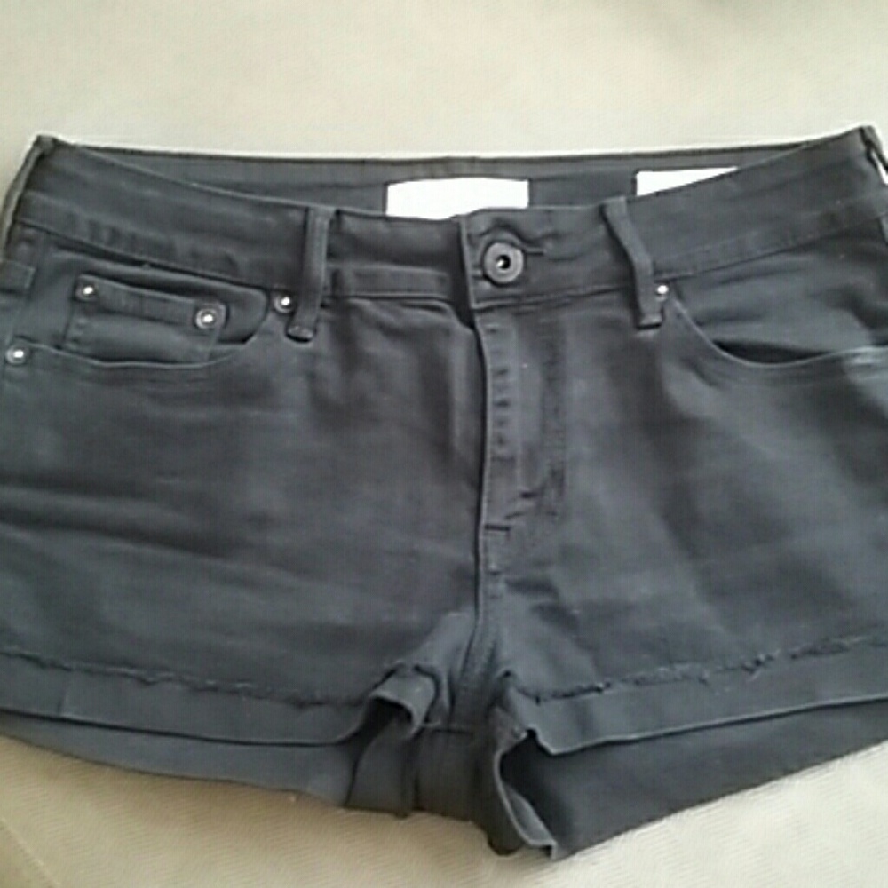 Black bull head cut off rolled shorts fray…